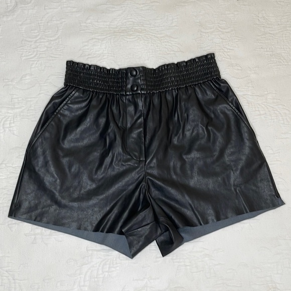 Aritzia Wilfred Free Elastic Waist Faux Leather High Rise Black Shorts Sz Small - Picture 1 of 8